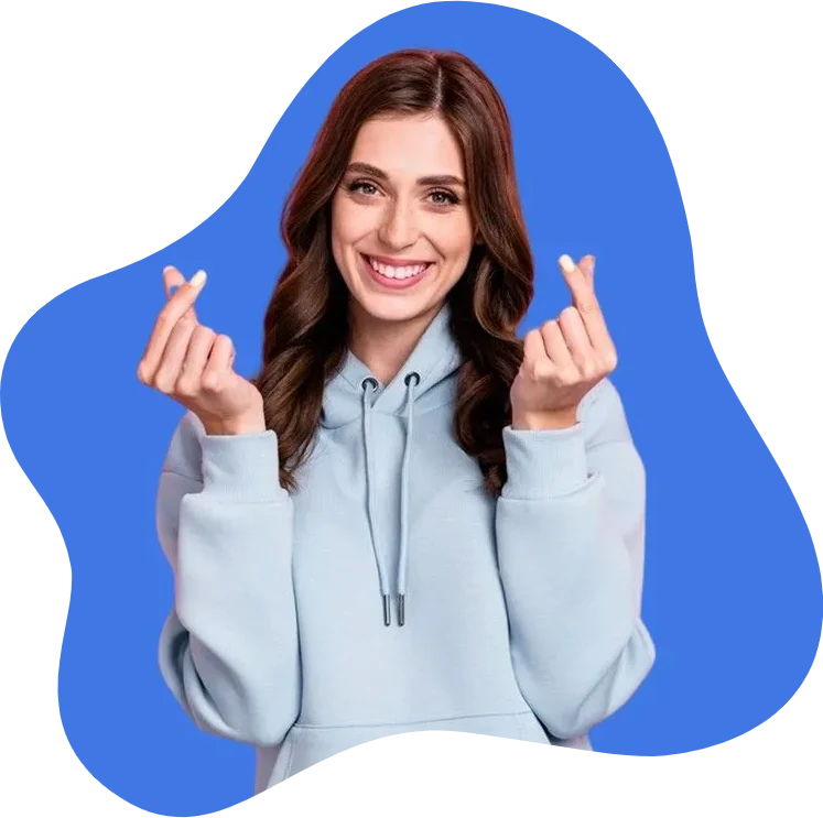 Mulher sorrindo fazendo coração com os dedos